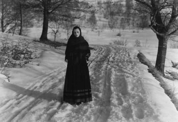 Scena del film "Giacomo l'idealista" - Regia Alberto Lattuada - 1943 - L'attrice Marina Berti sulla neve