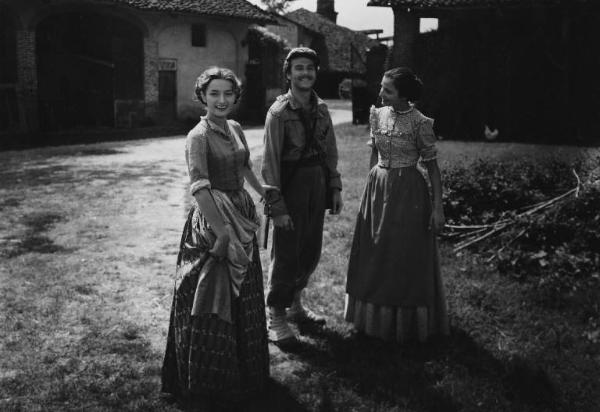 Scena del film "Giacomo l'idealista" - Regia Alberto Lattuada - 1943 - Gli attori Massimo Serato, in divisa militare, Marina Berti e un'attrice non identificata