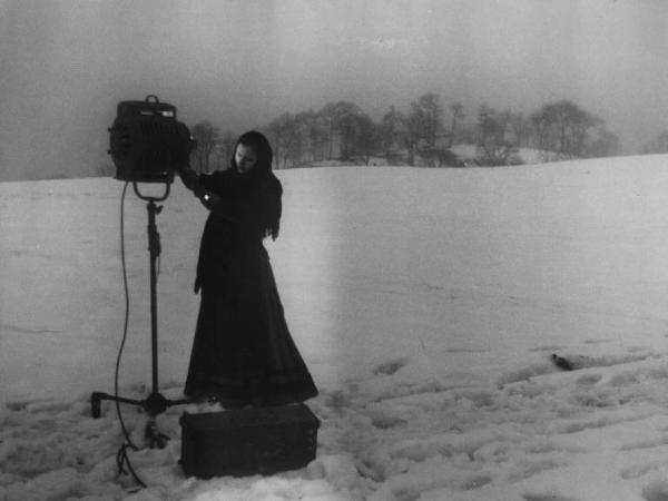 Scena del film "Giacomo l'idealista" - Regia Alberto Lattuada - 1943 - L'attrice Marina Berti sulla neve accanto a un faretto