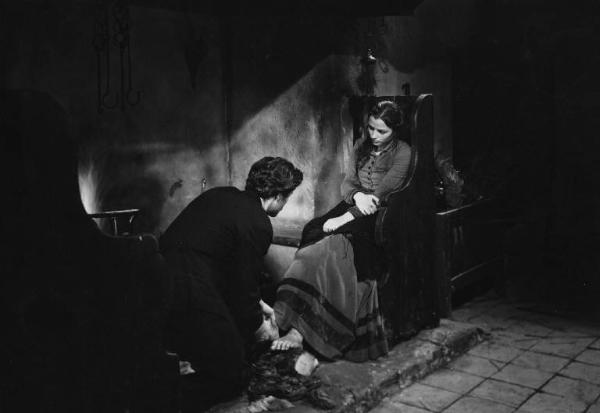 Scena del film "Giacomo l'idealista" - Regia Alberto Lattuada - 1943 - Gli attori Marina Berti, seduta, e Massimo Serato, in ginocchio ai suoi piedi