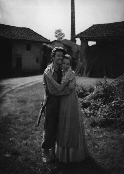 Scena del film "Giacomo l'idealista" - Regia Alberto Lattuada - 1943 - Gli attori Massimo Serato, in divisa militare, e Marina Berti