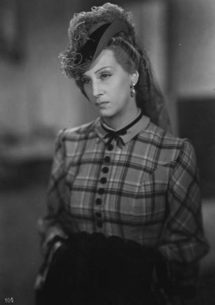 Scena del film "Giacomo l'idealista" - Regia Alberto Lattuada - 1943 - L'attrice Tina Lattanzi