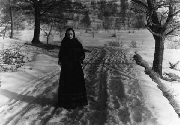 Scena del film "Giacomo l'idealista" - Regia Alberto Lattuada - 1943 - L'attrice Marina Berti in un sentiero innevato