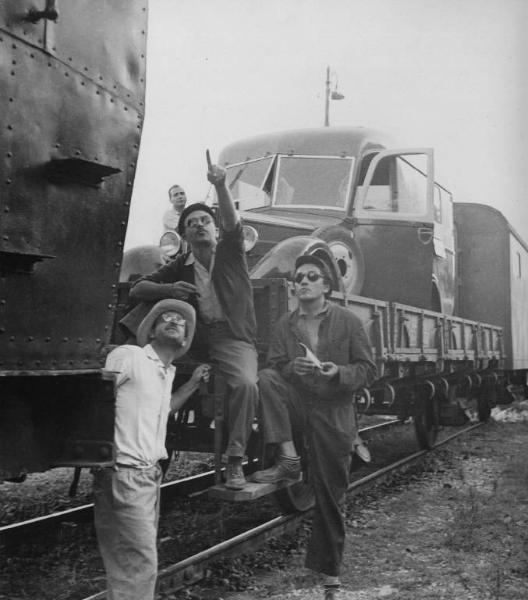 Set del film "Senza pietà" - Regia Alberto Lattuada - 1948 - Il regista Alberto Lattuada sul set con gli operatori