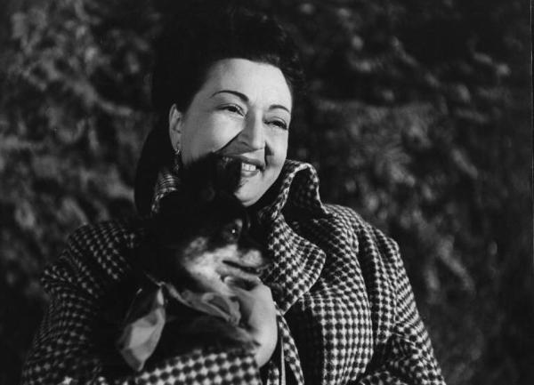 Scena del film "Luci del varietà" - Regia Alberto Lattuada, Federico Fellini - 1950 - L'attrice Gina Mascetti con un cane in braccio