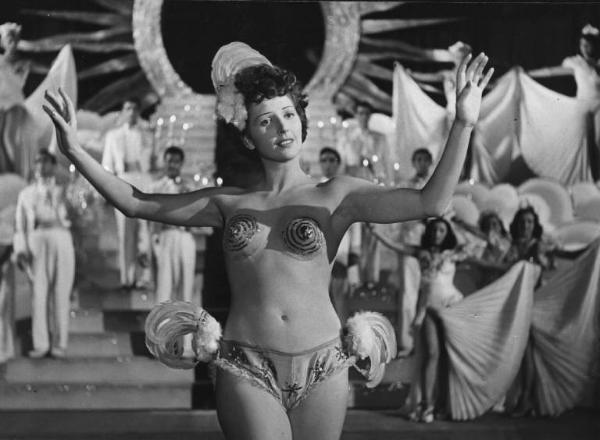 Scena del film "Luci del varietà" - Regia Alberto Lattuada, Federico Fellini - 1950 - L'attrice Carla Del Poggio sul palco con altre soubrettes