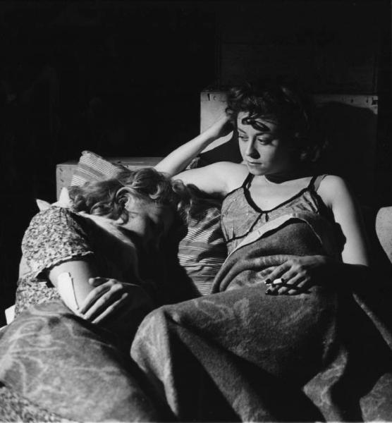 Scena del film "Luci del varietà" - Regia Alberto Lattuada, Federico Fellini - 1950 - Le attrici Carla Del Poggio e Giulietta Masina a letto