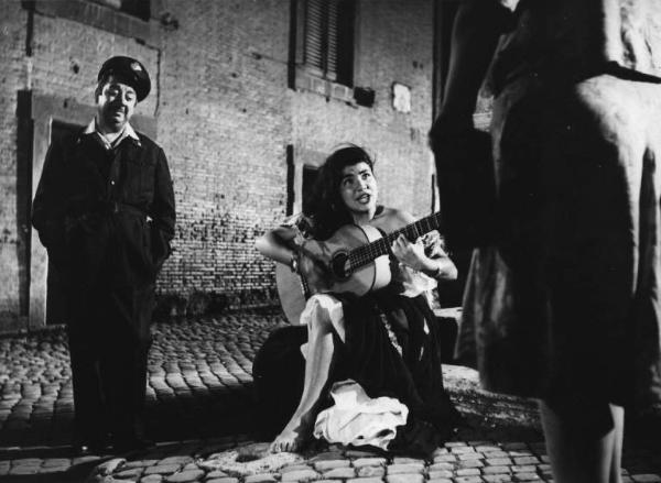 Scena del film "Luci del varietà" - Regia Alberto Lattuada, Federico Fellini - 1950 - L'attrice Vanja Orico con la chitarra e attori non identificati