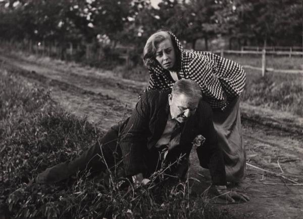 Scena del film "Luci del varietà" - Regia Alberto Lattuada, Federico Fellini - 1950 - L'attrice Giulietta Masina sorregge l'attore Enrico Piergentili