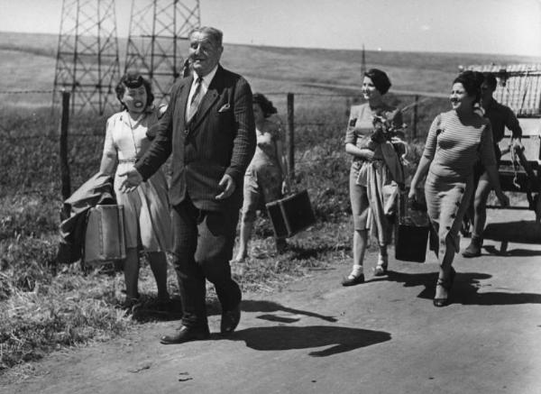 Scena del film "Luci del varietà" - Regia Alberto Lattuada, Federico Fellini - 1950 - L'attore Enrico Piergentili e attori non identificati