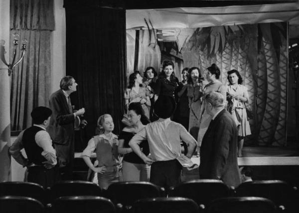 Scena del film "Luci del varietà" - Regia Alberto Lattuada, Federico Fellini - 1950 - Gli attori Gina Mascetti, Peppino De Filippo, Giulietta Masina , Giulio Calì e Carla del Poggio in teatro