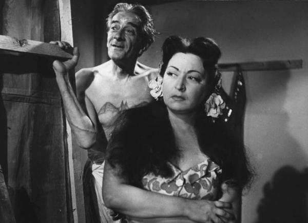 Scena del film "Luci del varietà" - Regia Alberto Lattuada, Federico Fellini - 1950 - Gli attori Gina Mascetti e Giulio Calì