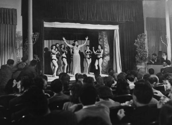 Scena del film "Luci del varietà" - Regia Alberto Lattuada, Federico Fellini - 1950 - L'attrice Carla Del Poggio sul palco con altre soubrettes a teatro