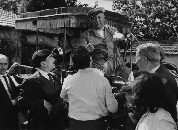 Scena del film "Luci del varietà" - Regia Alberto Lattuada, Federico Fellini - 1950 - Gli attori Dante Maggio, Peppino De Filippo, Enrico Piergentili, Gina Mascetti, Giulietta Masina e attori non identificati