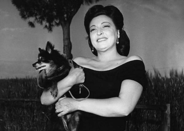 Scena del film "Luci del varietà" - Regia Alberto Lattuada, Federico Fellini - 1950 - L'attrice Gina Mascetti con un cane in braccio