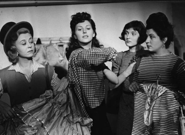 Scena del film "Luci del varietà" - Regia Alberto Lattuada, Federico Fellini - 1950 - Le attrici Giulietta Masina e Carla Del Poggio con attrici non identificate nel camerino