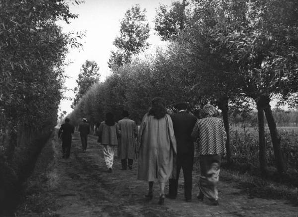 Scena del film "Luci del varietà" - Regia Alberto Lattuada, Federico Fellini - 1950 - Di spalle gli attori Dante Maggio, Peppino De Filippo, Gina Mascetti, Giulietta Masina, Carla Del Poggo e Giulio Calì