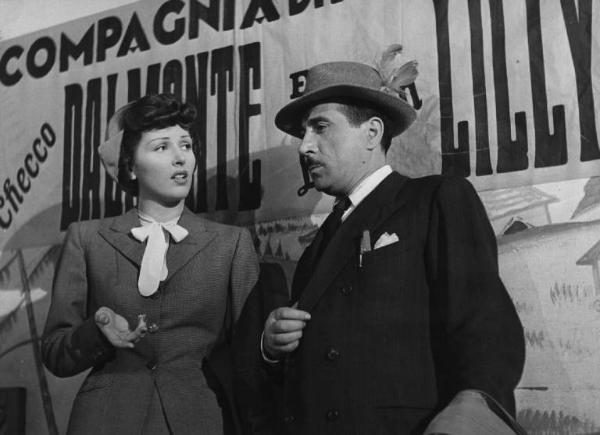 Scena del film "Luci del varietà" - Regia Alberto Lattuada, Federico Fellini - 1950 - Gli attori Peppino De Filippo e Carla Del Poggio davanti a un manifesto