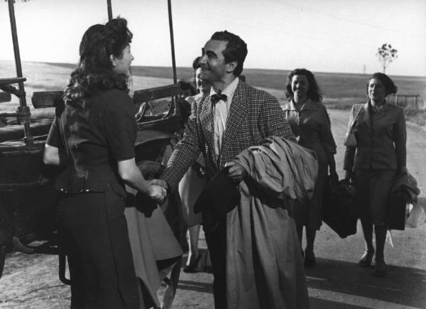 Scena del film "Luci del varietà" - Regia Alberto Lattuada, Federico Fellini - 1950 - Gli attori Dante Maggio, Gina Mascetti, Giovanna Ralli, Carla del Poggio e un'attrice non identificata