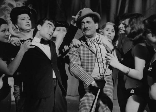 Scena del film "Luci del varietà" - Regia Alberto Lattuada, Federico Fellini - 1950 - Gli attori Dante Maggio, Gina Mascetti, Peppino De Filippo, Giovanna Ralli, Giulietta Masina e attrici non identificate in palcoscenico