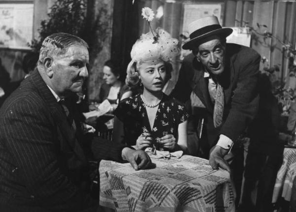 Scena del film "Luci del varietà" - Regia Alberto Lattuada, Federico Fellini - 1950 - Gli attori Enrico Piergentili, Gina Mascetti, e Giulio Calì