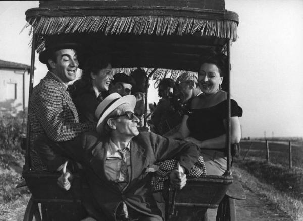 Scena del film "Luci del varietà" - Regia Alberto Lattuada, Federico Fellini - 1950 - Gli attori Giulio Calì, Dante Maggio, Carla Del Poggio, Peppino De Filippo, Giovanna Ralli, Gina Mascetti e attori non identificati in carrozza