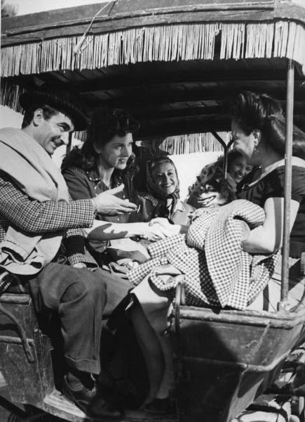 Scena del film "Luci del varietà" - Regia Alberto Lattuada, Federico Fellini - 1950 - Gli attori Dante Maggio, Carla Del Poggio, Giulietta Masina, Giovanna Ralli, Gina Mascetti in carrozza