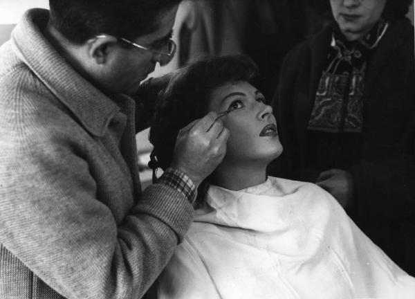 Scena del film "Luci del varietà" - Regia Alberto Lattuada, Federico Fellini - 1950 - L'attrice Carla Del Poggio al trucco