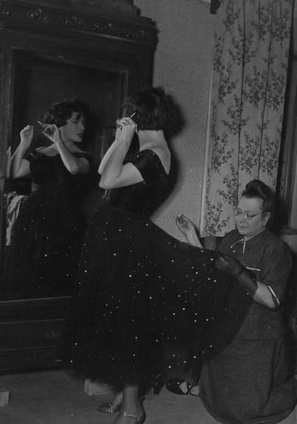 Scena del film "Luci del varietà" - Regia Alberto Lattuada, Federico Fellini - 1950 - L'attrice Carla Del Poggio allo specchio con la sarta