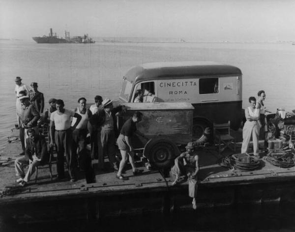 Scena del film "Luci del varietà" - Regia Alberto Lattuada, Federico Fellini - 1950 - Gli operatori della troupe