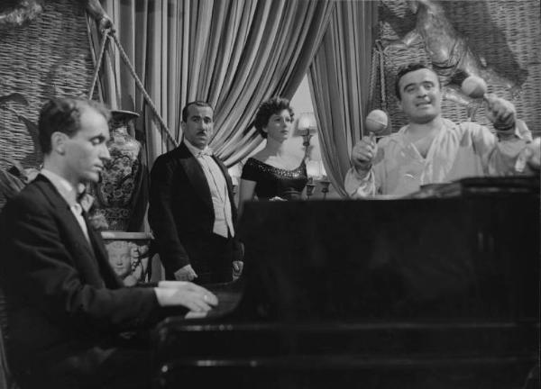 Scena del film "Luci del varietà" - Regia Alberto Lattuada, Federico Fellini - 1950 - Gli attori Peppino De Filippo e Carla Del Poggio al ristorante