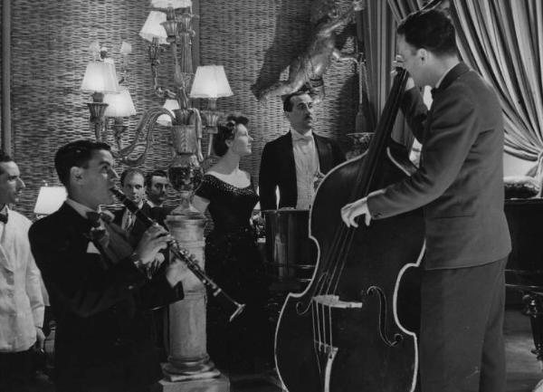 Scena del film "Luci del varietà" - Regia Alberto Lattuada, Federico Fellini - 1950 - Gli attori Peppino De Filippo e Carla Del Poggio al ristorante