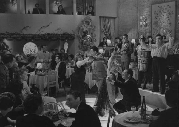 Scena del film "Luci del varietà" - Regia Alberto Lattuada, Federico Fellini - 1950 - Gli attori Peppino De Filippo, Carla Del Poggio, Folco Lulli e attori non identificati al ristorante