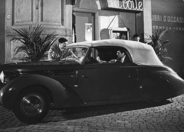 Scena del film "Luci del varietà" - Regia Alberto Lattuada, Federico Fellini - 1950 - L'attore Peppino De Filippo parla con attori non identificati in automobile