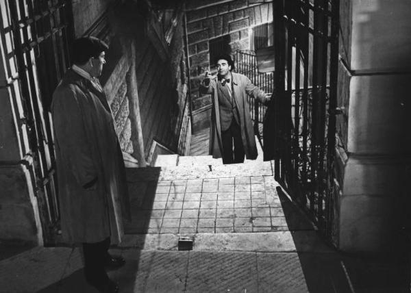 Scena del film "Luci del varietà" - Regia Alberto Lattuada, Federico Fellini - 1950 - Gli attori Peppino De Filippo e Dante Maggio sulle scale