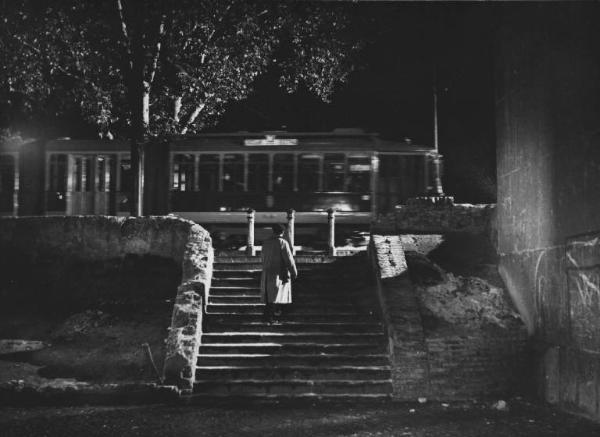 Scena del film "Luci del varietà" - Regia Alberto Lattuada, Federico Fellini - 1950 - L'attore Peppino De Filippo sulle scale davanti a un tram