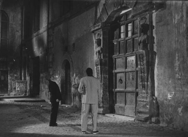 Scena del film "Luci del varietà" - Regia Alberto Lattuada, Federico Fellini - 1950 - Gli attori Peppino De Filippo e John Kitzmiller, di spalle, davanti a un portone