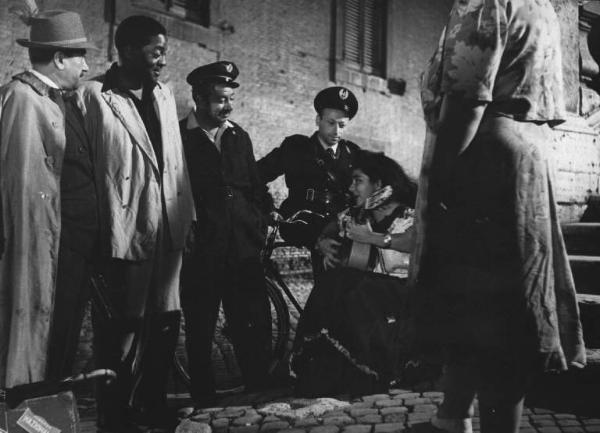 Scena del film "Luci del varietà" - Regia Alberto Lattuada, Federico Fellini - 1950 - Gli attori Peppino De Filippo, John Kitzmiller, Vanja Orico con la chitarra e attori non identificati