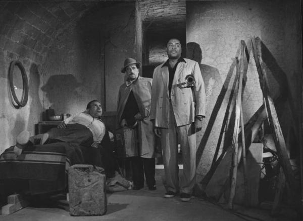 Scena del film "Luci del varietà" - Regia Alberto Lattuada, Federico Fellini - 1950 - Gli attori Peppino De Filippo, John Kitzmiller e un attore non identificato sul letto