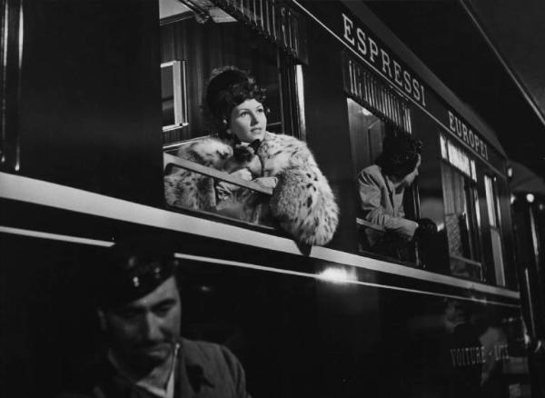Scena del film "Luci del varietà" - Regia Alberto Lattuada, Federico Fellini - 1950 - L'attrice Carla Del Poggio in treno in vagone letto