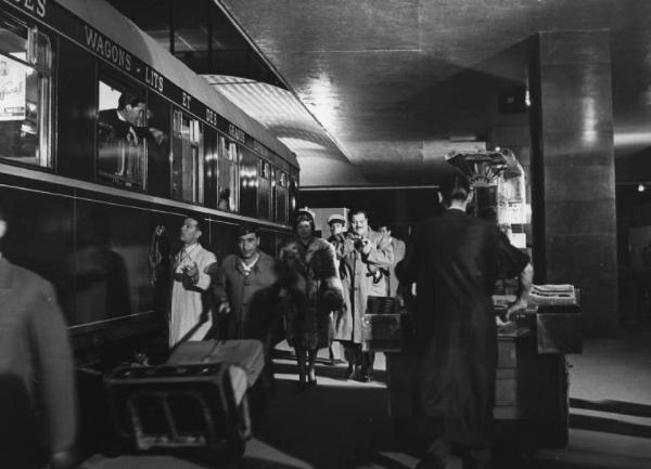 Scena del film "Luci del varietà" - Regia Alberto Lattuada, Federico Fellini - 1950 - Gli attori Carla Del Poggio e Folco Lulli alla stazione