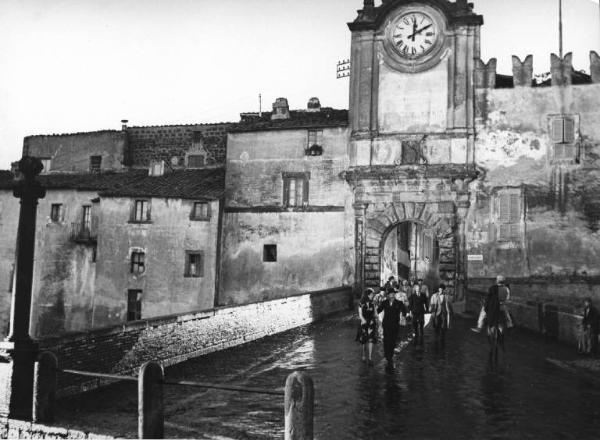 Scena del film "Luci del varietà" - Regia Alberto Lattuada, Federico Fellini - 1950 - Gli attori Carlo Romano, Carla Del Poggio, Gina Mascetti, Dante Maggio, Giulietta Masina, Peppino De Filippo e attori non identificati