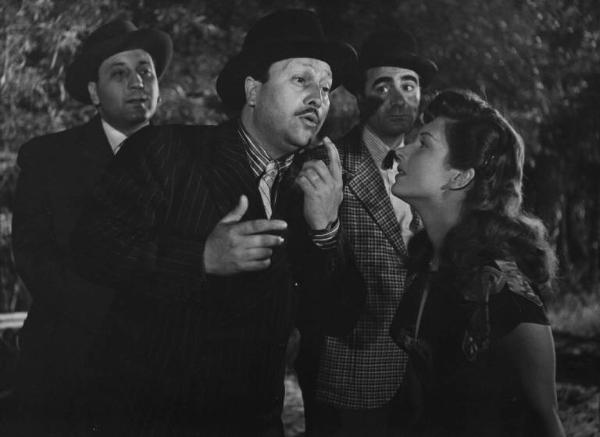 Scena del film "Luci del varietà" - Regia Alberto Lattuada, Federico Fellini - 1950 - Gli attori Giacomo Furia, Carlo Romano, Dante Maggio e Carla Del Poggio