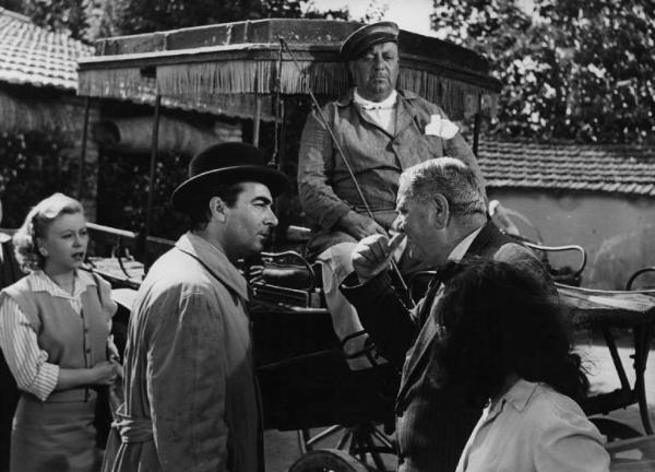 Scena del film "Luci del varietà" - Regia Alberto Lattuada, Federico Fellini - 1950 - Gli attori Peppino De Filippo, Giulietta Masina, Dante Maggio, Enrico Piergentili e un attore non identificato alla guida di una carrozza