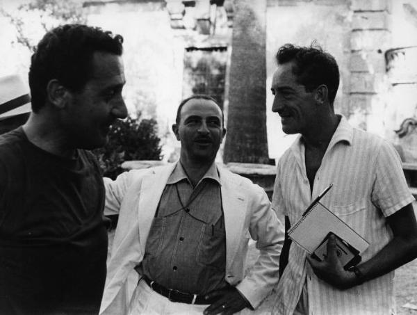 Set del film "Mafioso" - Regia Alberto Lattuada - 1962 - Il regista Alberto Lattuada con l'attore Alberto Sordi e un personaggio non identificato