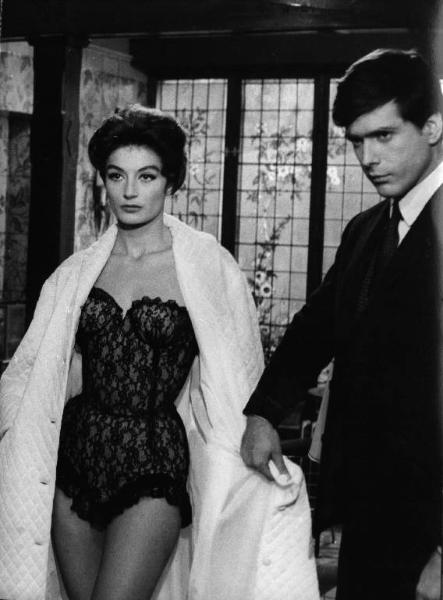 Scena del film "L'imprevisto" - Regia Alberto Lattuada - 1961 - Gli attori Anouk Aimée e Tomas Milian