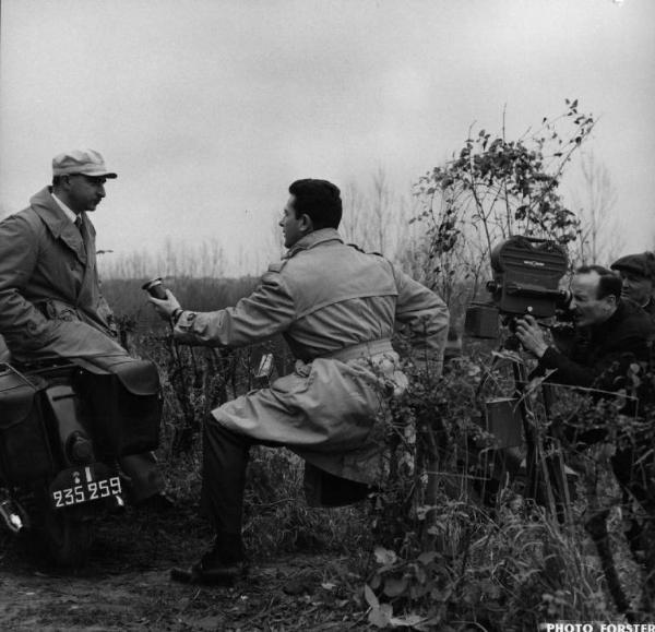 Set del film "L'imprevisto" - Regia Alberto Lattuada - 1961 - Il regista Alberto Lattuada davanti alla macchiana da presa intervistato da un giornalista