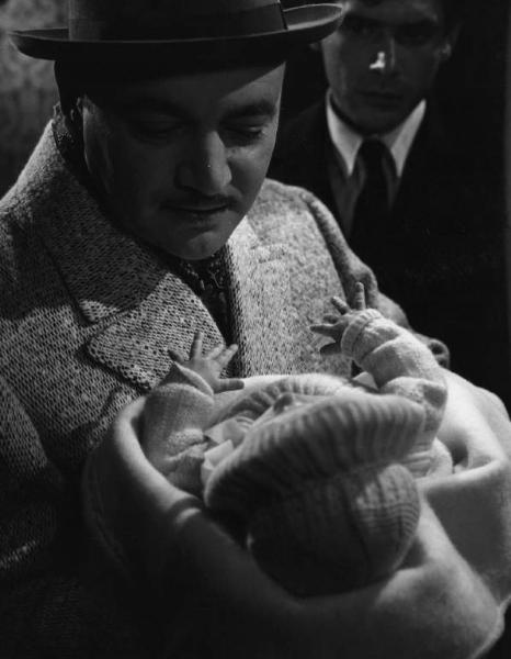 Scena del film "L'imprevisto" - Regia Alberto Lattuada - 1961 - Gli attori Raymond Pellegrin, con un bambino tra le braccia, e Tomas Milian