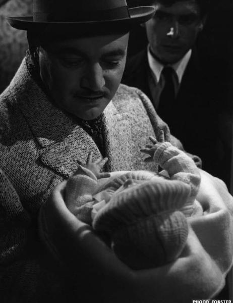 Scena del film "L'imprevisto" - Regia Alberto Lattuada - 1961 - Gli attori Raymond Pellegrin, con un bambino tra le braccia, e Tomas Milian