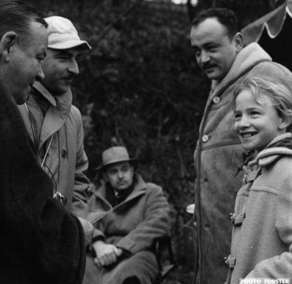 Set del film "L'imprevisto" - Regia Alberto Lattuada - 1961 - Il regista Alberto Lattuada con l'attore Raymond Pellegrin e attori non identificati